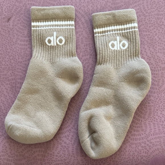 Alo Yoga Unisex Half Crew Throwback Socks, Small (5M-7M), Gravel/White, EUC - Picture 1 of 1